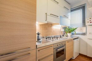 Een koelkast, een magnetron, een oven, een kookplaat