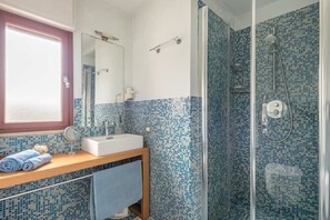 Dusj, hårføner, bidé og håndklær