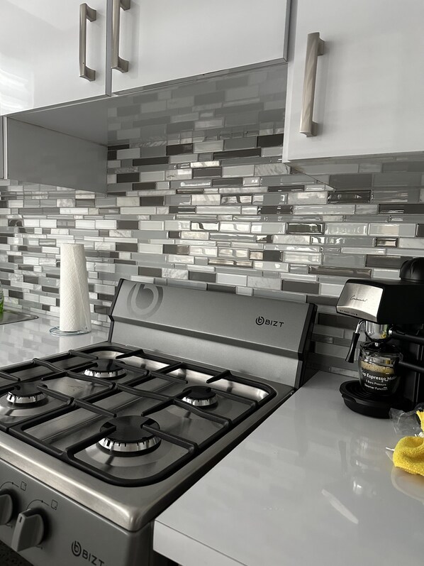 Microwave, oven, coffee/tea maker, cookware/dishes/utensils - A 10 Minutos del Aeropuerto! Hermoso Apartamento. Cerca de Lugares de Interes (Carolina)