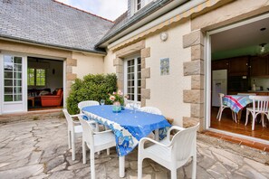 Outdoor dining - Erquy- Family house for 9 - Quiet place (Erquy)
