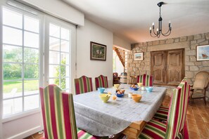 Dining - Erquy- Family house for 9 - Quiet place (Erquy)