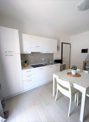 Kühlschrank, Mikrowelle, Herdplatte, Wasserkocher mit Kaffee-/Teezubehör