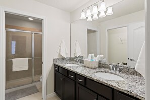 Combined shower/bathtub, towels - Family Home Near Disney Private Pool BBQ Game Room (Kissimmee)