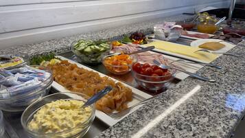 Ilmainen päivittäinen mannermainen aamiainen