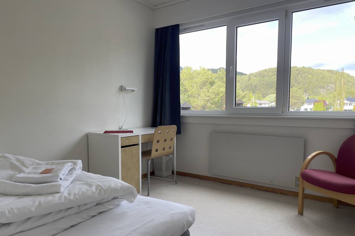 Basic Single Room | Desk, laptop workspace, travel crib, free WiFi