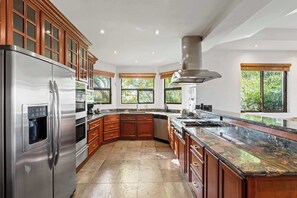 ثلاجة، ميكروويف، فرن، موقد طهي مسطح