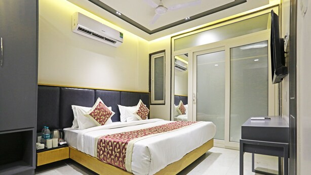Deluxe Room | Egyptian cotton sheets, premium bedding, memory-foam beds, desk - Hotel Applewood Delhi Airport (New Delhi)