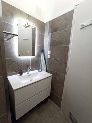 Douche, sèche-cheveux, serviettes fournies