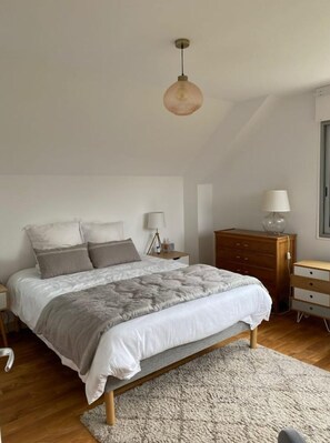 4 bedrooms, iron/ironing board, free WiFi, bed sheets