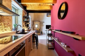 Réfrigérateur, un four, cafetière-théière, bouilloire électrique