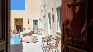 Outdoor dining - Vin Dimora Suites with shared pool - Vino Roze (Ano Archanes)