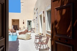 Outdoor dining - Vin Dimora Suites with shared pool - Vino Roze (Ano Archanes)