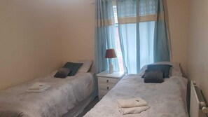 3 bedrooms, iron/ironing board, WiFi, bed sheets - Cozy Family-sized Home Close to Shops, Forest Views, Stunning Location Free Wifi (Nottingham)