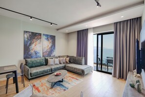 Luxury Residence 11, Two-Bedroom Apartment with Sea View | Free WiFi
