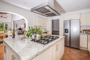 Réfrigérateur, micro-ondes, four, lave-vaisselle