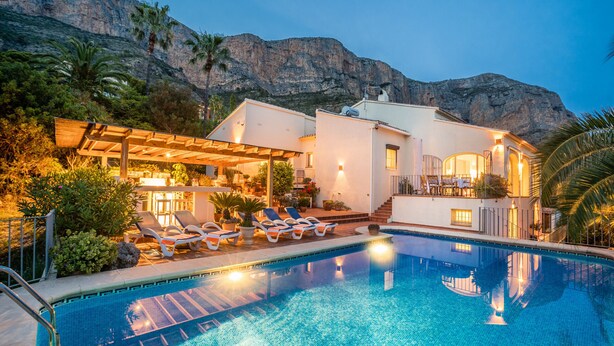A poolside area with lounge chairs, a pergola, and a pool. - 3 Bedroom Family Villa with Pool (Javea / Xàbia)