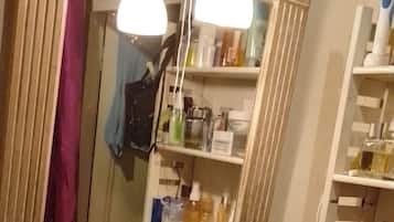Secadora de cabello, toallas, jabón, papel de baño