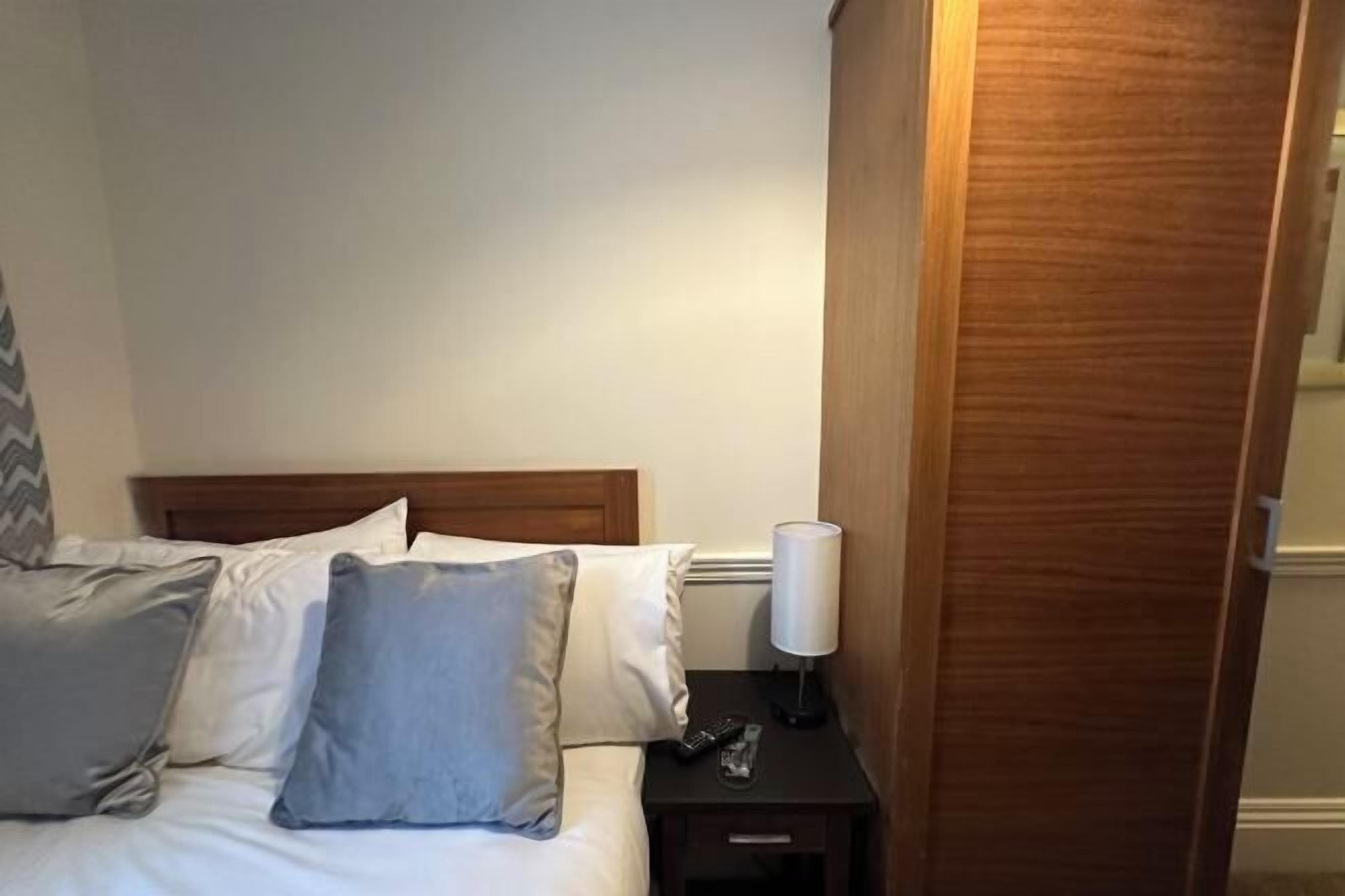 Biancheria da letto ipoallergenica, cassaforte in camera, una scrivania