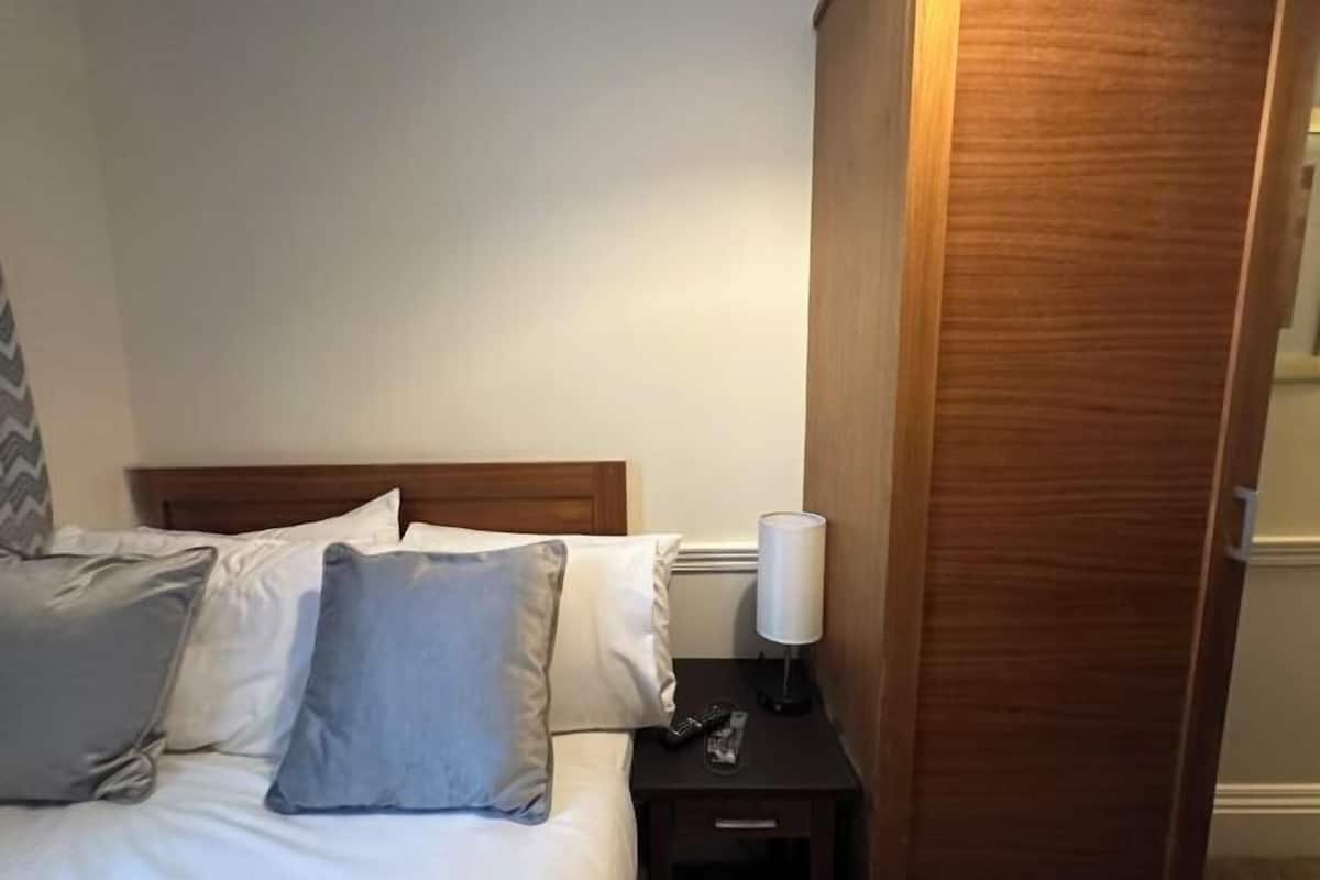 Literie hypoallergénique, coffres-forts dans les chambres, bureau