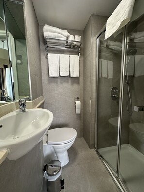 Regadera, amenidades de baño gratuitas, secadora de cabello, toallas 