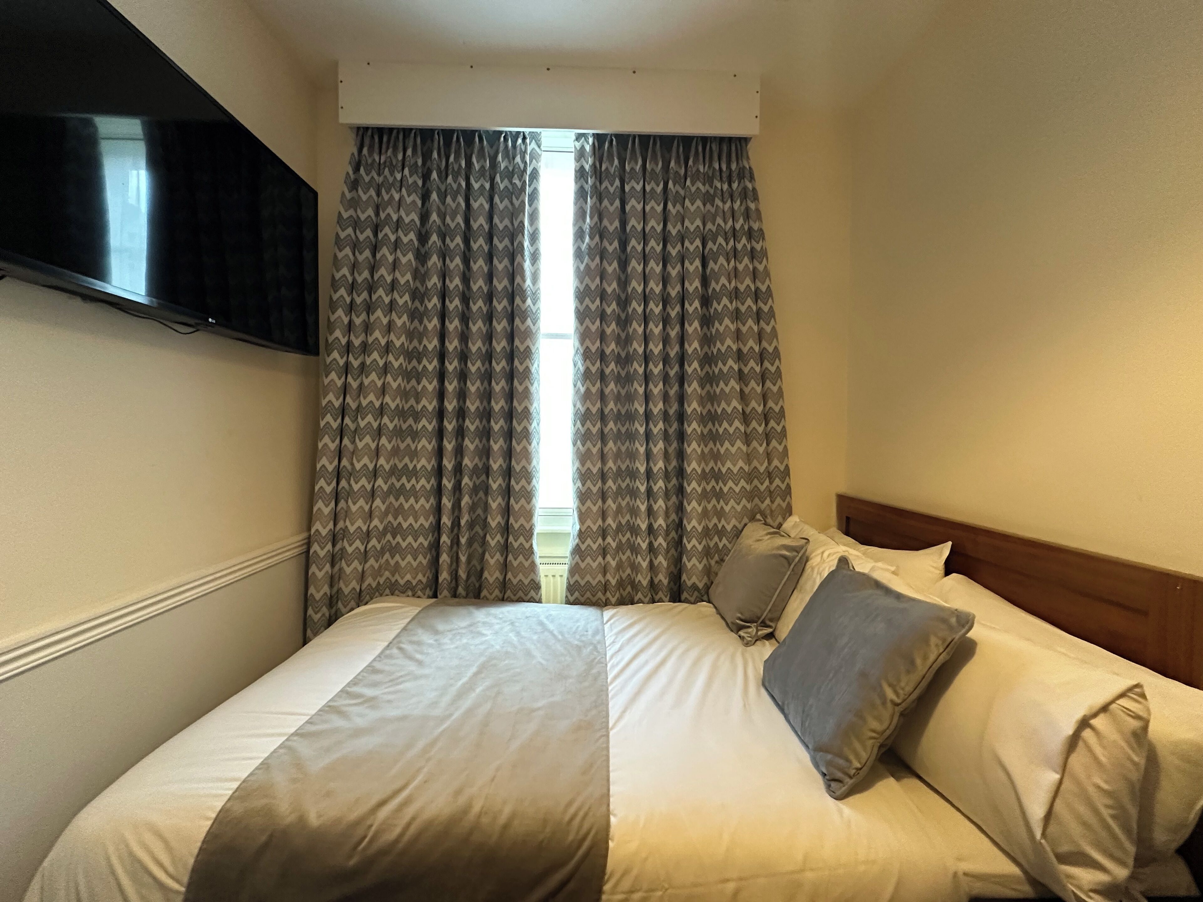 Economy Double Room, 1 Double Bed | Hypo-allergenic bedding, in-room safe, desk, laptop workspace