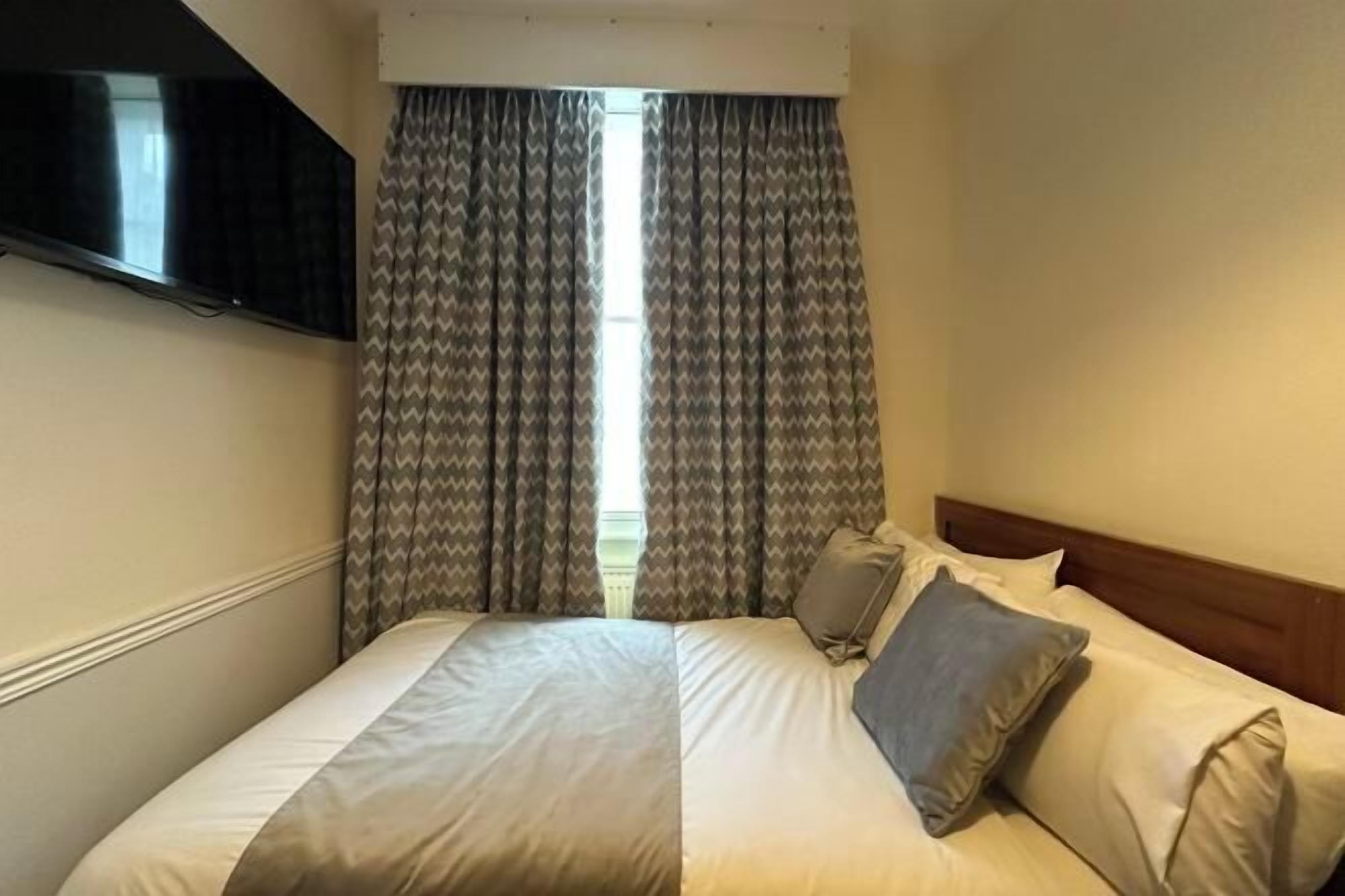 Hypo-allergenic bedding, in-room safe, desk, laptop workspace