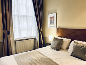 Standard Double Room | Hypo-allergenic bedding, in-room safe, desk, laptop workspace - Hotel Cavendish (London)