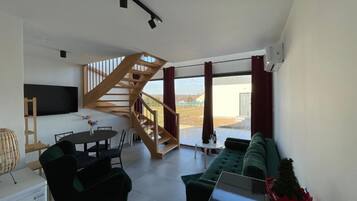 Televisión de pantalla plana y chimenea