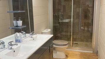 Een douche, handdoeken, toiletpapier