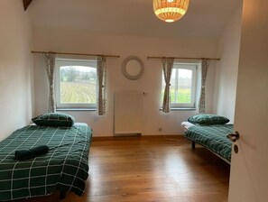 3 chambres, bureau, fer et planche à repasser, lit de bébé portatif