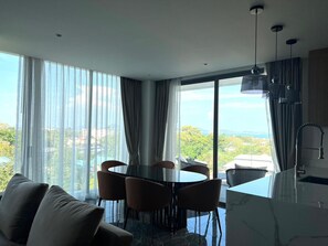 Penthouse, 3 Schlafzimmer, Balkon, Meerblick | Wohnbereich | LED-Fernseher