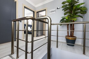 Dúplex familiar | Ropa de cama hipoalergénica, escritorio y cortinas blackout 