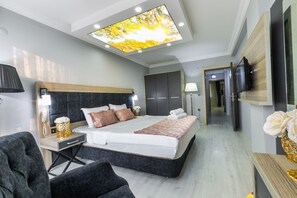 Familie appartement, 2 slaapkamers, uitzicht op zee | Hypoallergeen beddengoed, een bureau, verduisterende gordijnen
