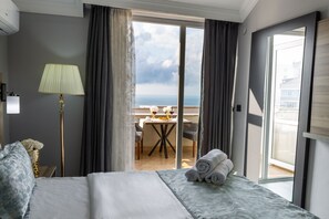 Dúplex familiar | Ropa de cama hipoalergénica, escritorio y cortinas blackout 