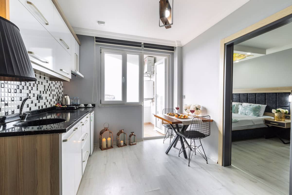 1 bedroom, hypo-allergenic bedding, desk, blackout drapes