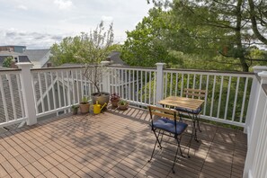 Outdoor dining - East End Guesthouse (Portland)