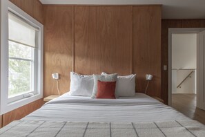 1 habitación, tabla de planchar con plancha y cuna de viaje 