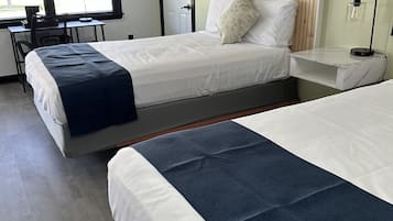 Habitación doble | 1 habitación, decoración personalizada, muebles diferentes y escritorio
