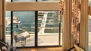 Suite (Marina Duplex) | Área de sala de estar | Smart TV, estación para iPod y servicios de streaming