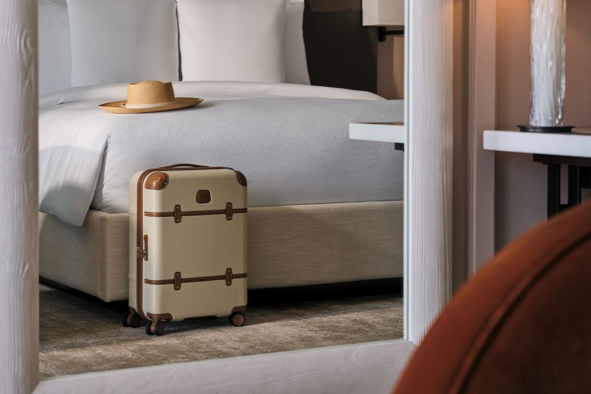 1 kamar tidur, seprai antialergi, minibar, dan brankas