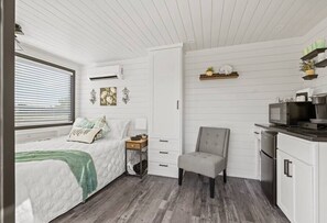 1 bedroom, iron/ironing board, WiFi, bed sheets - Cozy Container | Rooftop Patio-Wilderness Hideout (Fredericksburg)