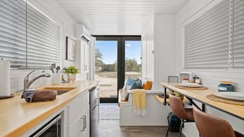 Kylskåp, mikrovågsugn, kaffe- och tebryggare och grytor/köksredskap