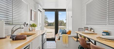 Refrigerador, microondas, cafetera y tetera y utensilios de cocina