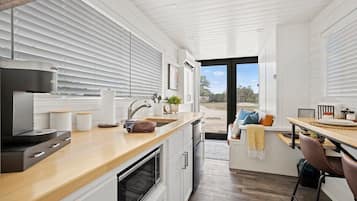 Refrigerador, microondas, cafetera/tetera, utensilios de cocina