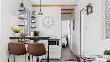 Mikrowelle, Wasserkocher mit Kaffee-/Teezubehör