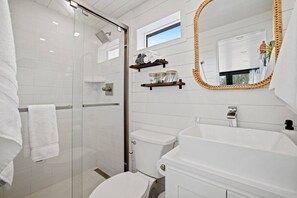 Dusche, Haartrockner, Handtücher