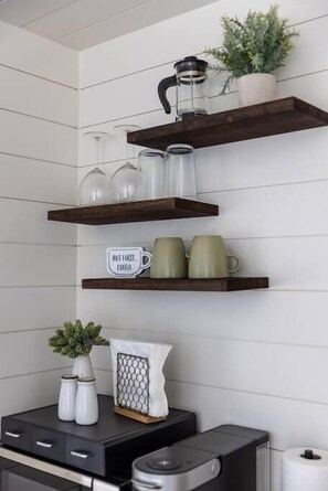 Micro-ondes, cafetière/bouilloire