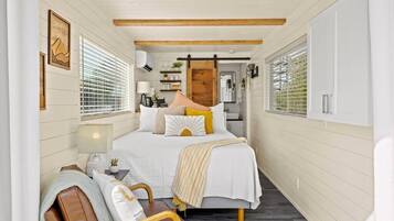 1 slaapkamer, een strijkplank/strijkijzer, wifi, beddengoed