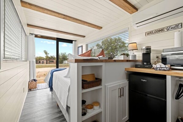 1 bedroom, iron/ironing board, WiFi, bed sheets - New! Chic container home - Oasis near Fredericksburg “The Perry” (Fredericksburg)