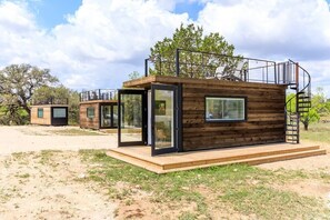 Exterior - New! Chic container home - Oasis near Fredericksburg “The Perry” (Fredericksburg)